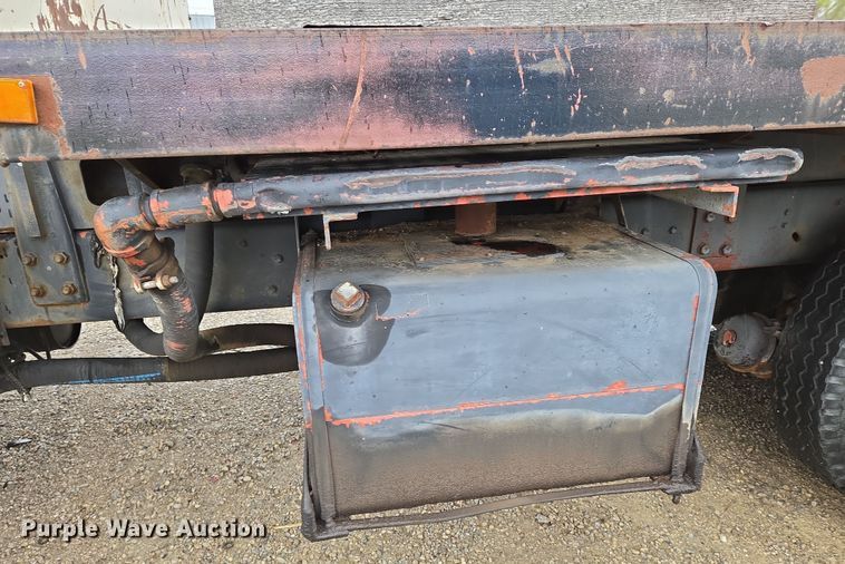 image for item EO0648 1990 Ford F900 crane truck