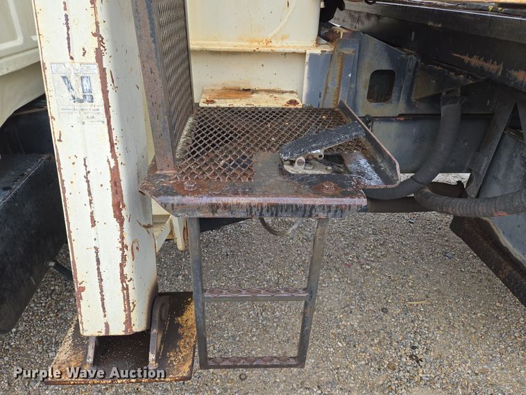 image for item EO0648 1990 Ford F900 crane truck