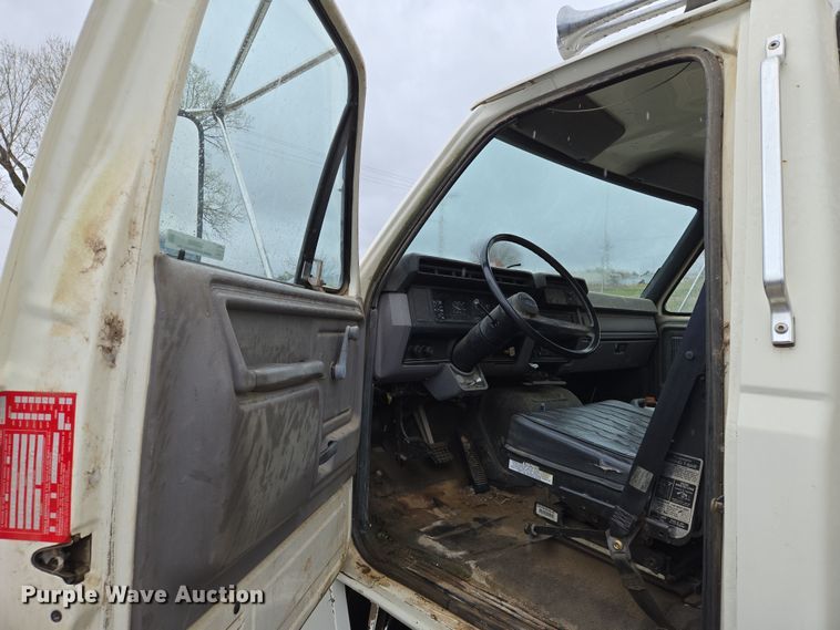 image for item EO0648 1990 Ford F900 crane truck