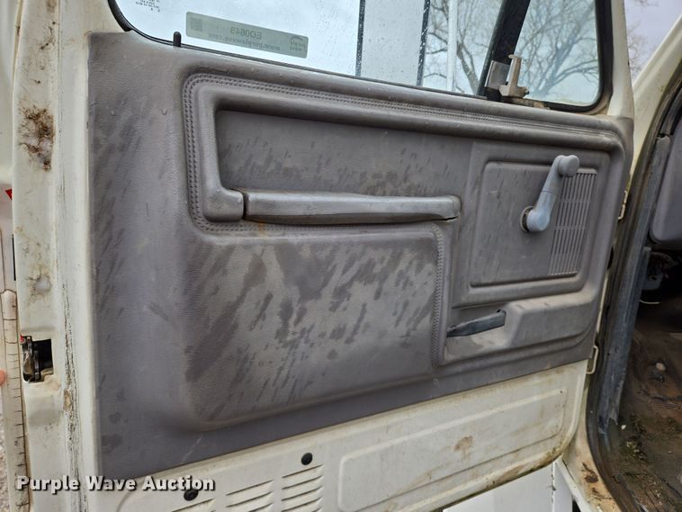 image for item EO0648 1990 Ford F900 crane truck