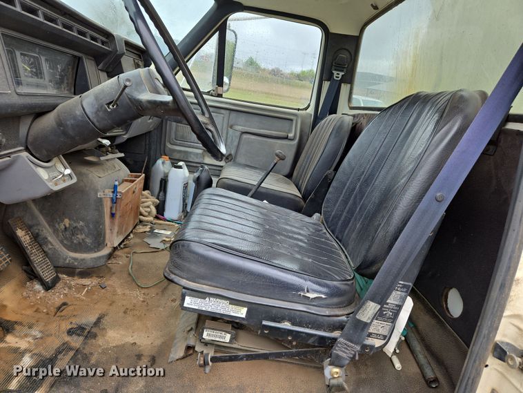 image for item EO0648 1990 Ford F900 crane truck