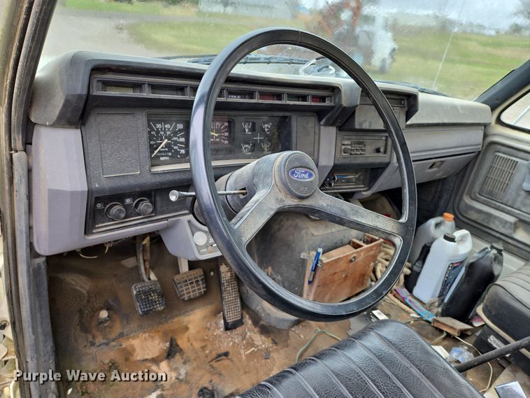 image for item EO0648 1990 Ford F900 crane truck