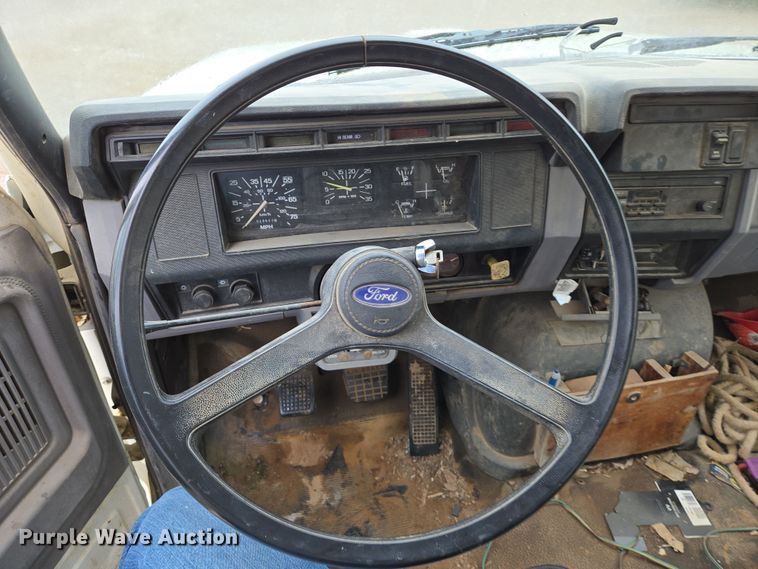 image for item EO0648 1990 Ford F900 crane truck