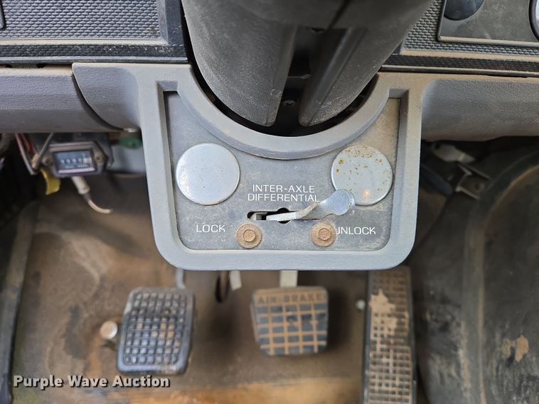 image for item EO0648 1990 Ford F900 crane truck