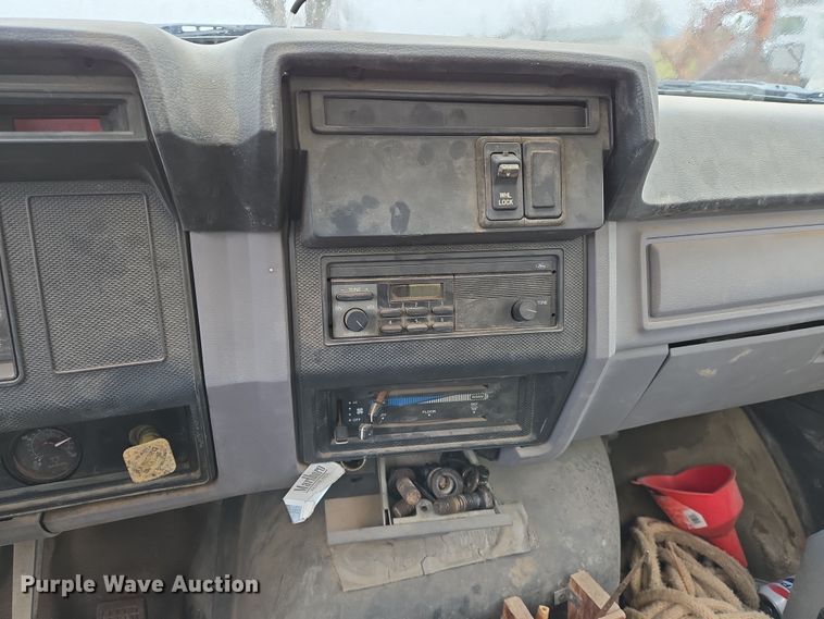 image for item EO0648 1990 Ford F900 crane truck