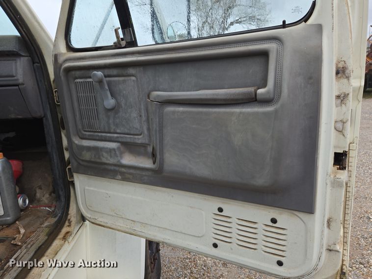 image for item EO0648 1990 Ford F900 crane truck