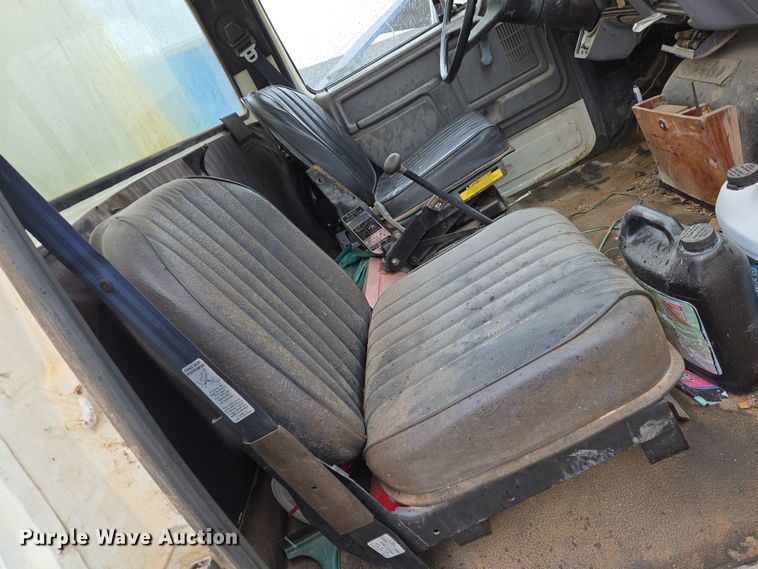 image for item EO0648 1990 Ford F900 crane truck