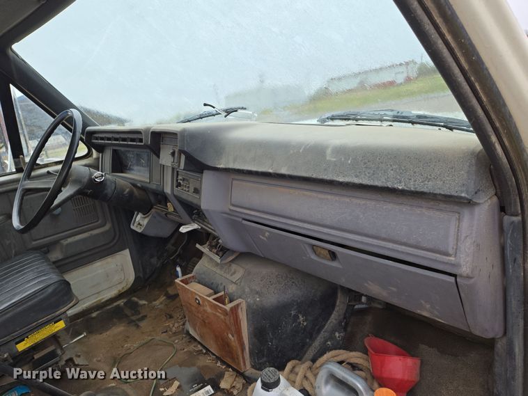 image for item EO0648 1990 Ford F900 crane truck