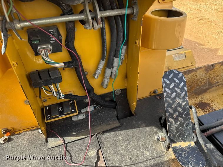 image for item EQ1230 2007 Vermeer RTX1250 cable plow