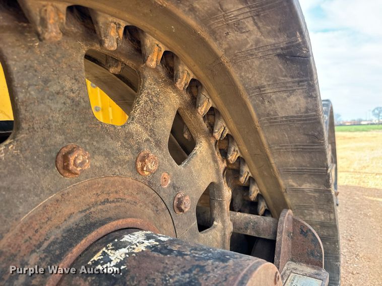 image for item EQ1230 2007 Vermeer RTX1250 cable plow