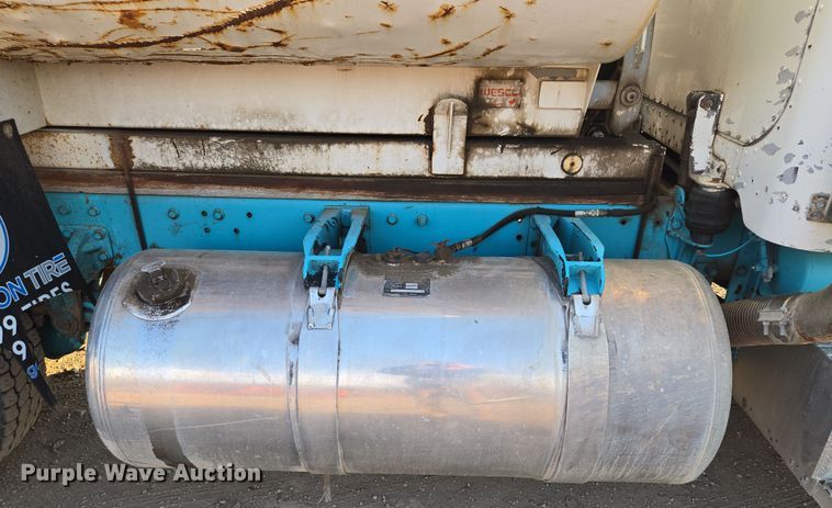 image for item EQ6885 1994 Peterbilt 379 dump truck