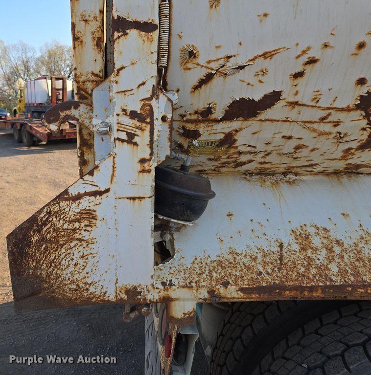 image for item EQ6885 1994 Peterbilt 379 dump truck