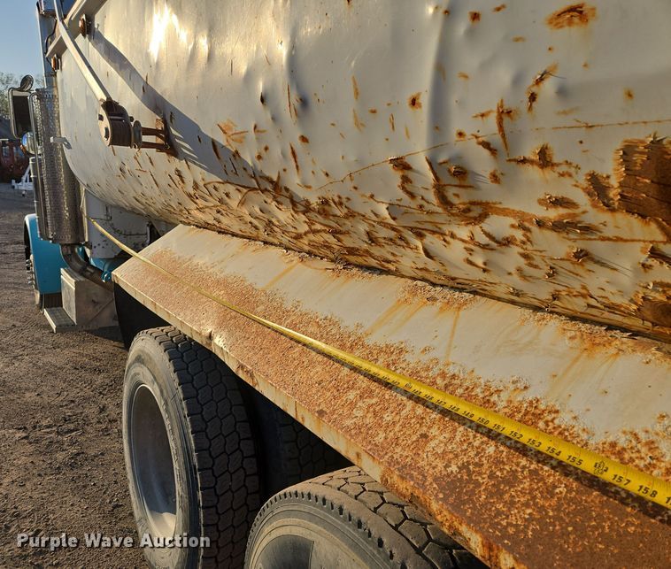 image for item EQ6885 1994 Peterbilt 379 dump truck