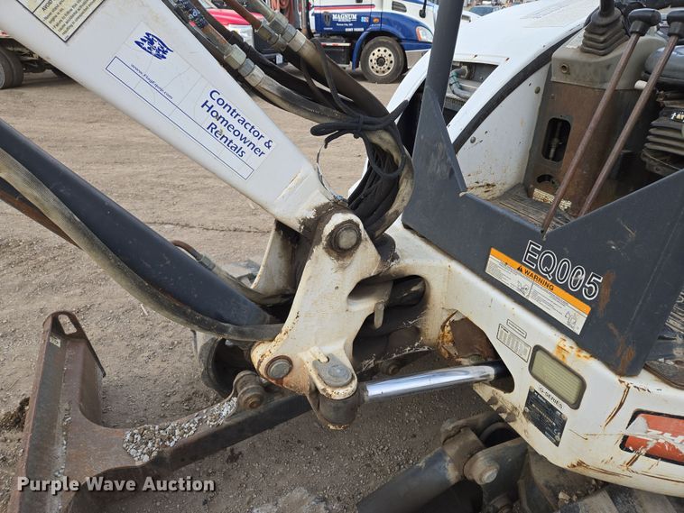 image for item EQ6887 2005 Bobcat  435 mini excavator
