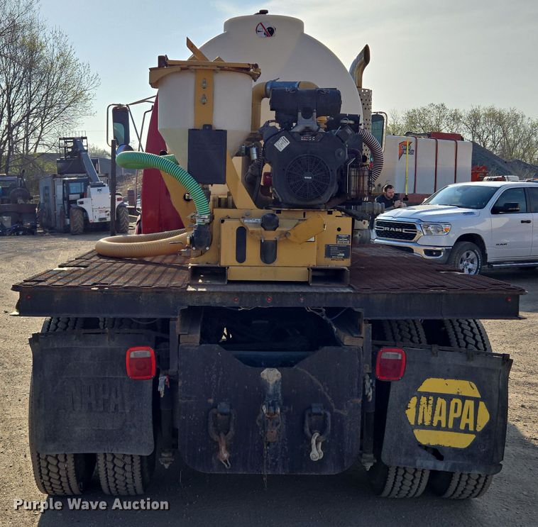 image for item EQ6889 1998 Ford AT9513 flatbed truck