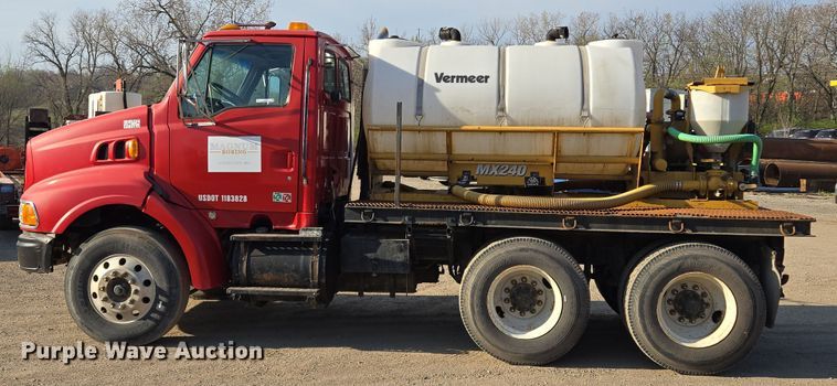 image for item EQ6889 1998 Ford AT9513 flatbed truck