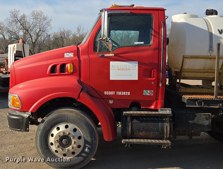 image for item EQ6889 1998 Ford AT9513 flatbed truck