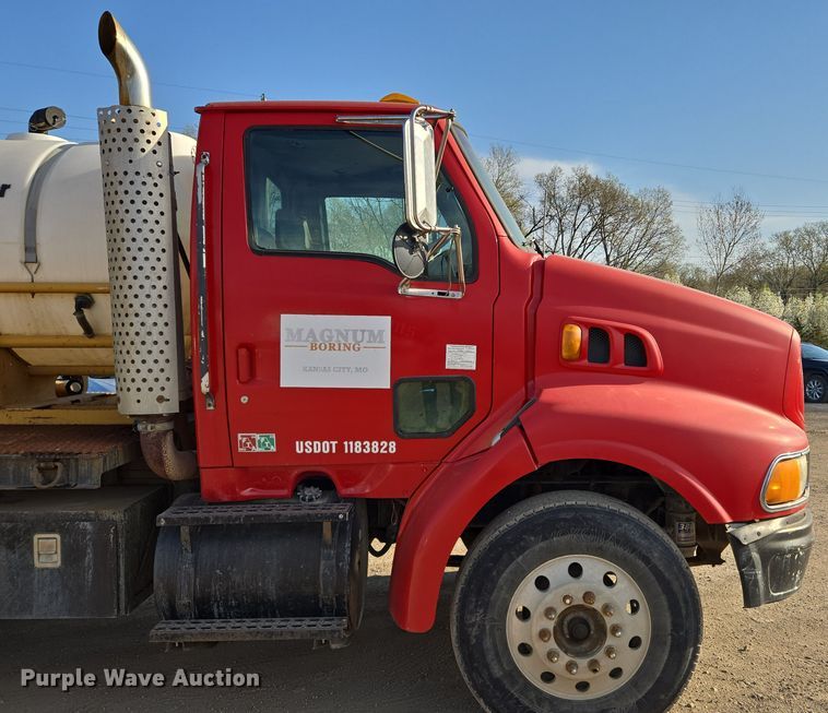 image for item EQ6889 1998 Ford AT9513 flatbed truck