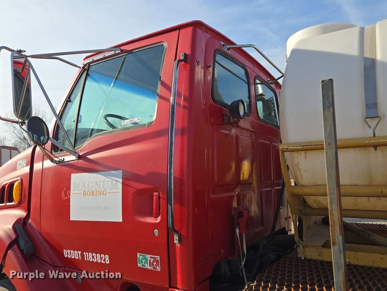 image for item EQ6889 1998 Ford AT9513 flatbed truck