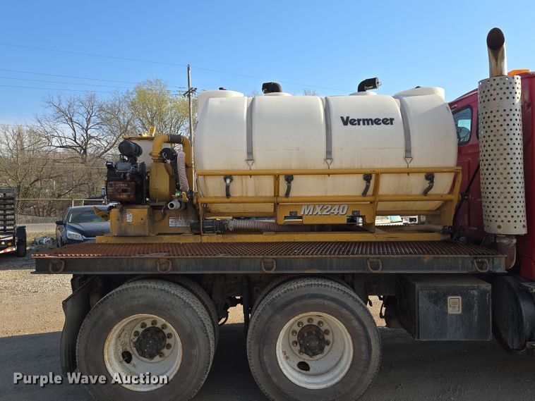 image for item EQ6889 1998 Ford AT9513 flatbed truck