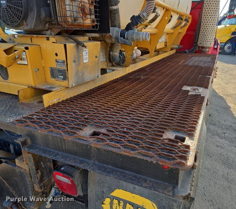 image for item EQ6889 1998 Ford AT9513 flatbed truck