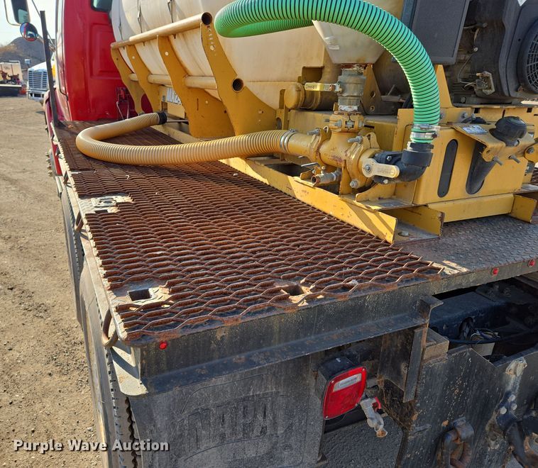 image for item EQ6889 1998 Ford AT9513 flatbed truck