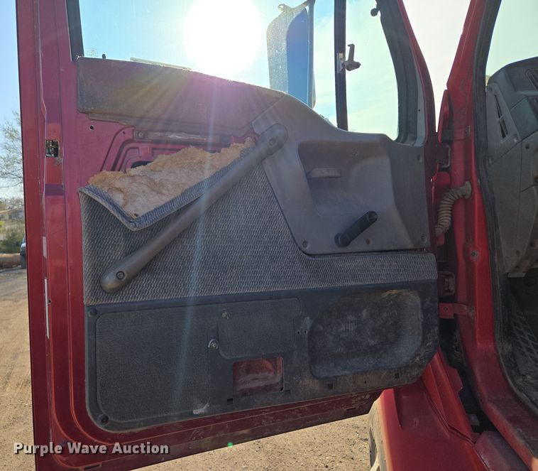 image for item EQ6889 1998 Ford AT9513 flatbed truck