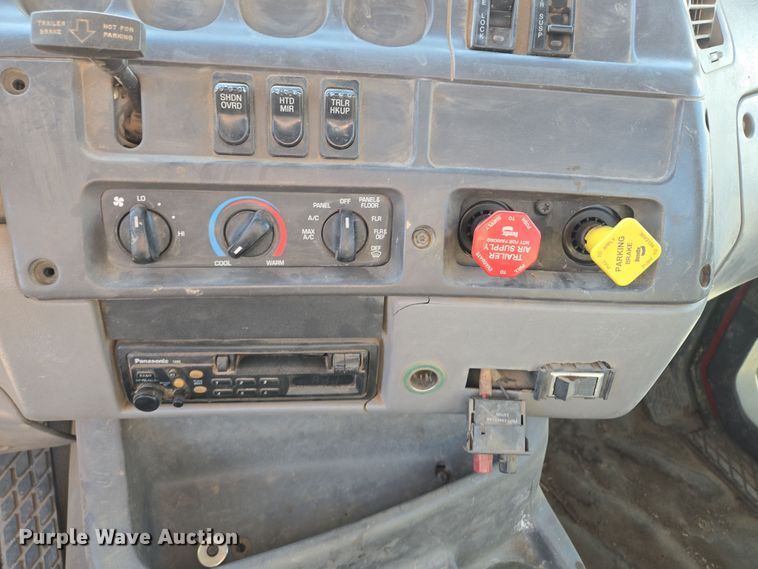 image for item EQ6889 1998 Ford AT9513 flatbed truck