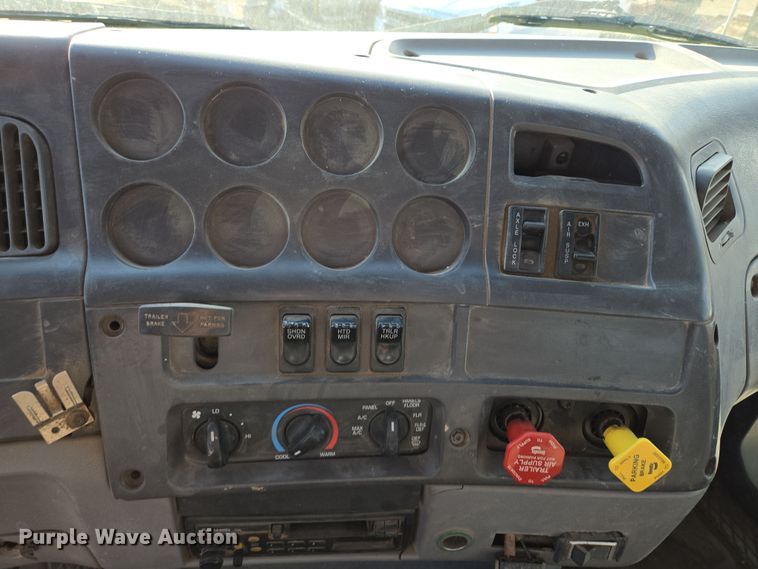 image for item EQ6889 1998 Ford AT9513 flatbed truck