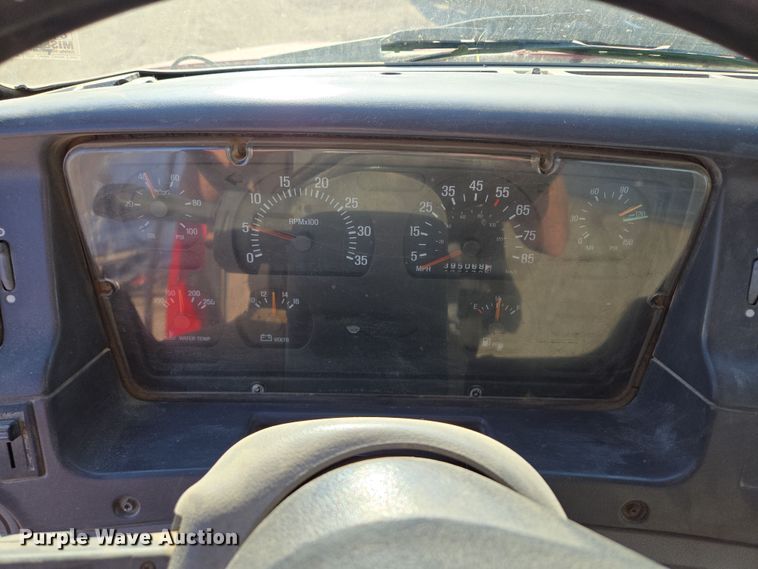 image for item EQ6889 1998 Ford AT9513 flatbed truck