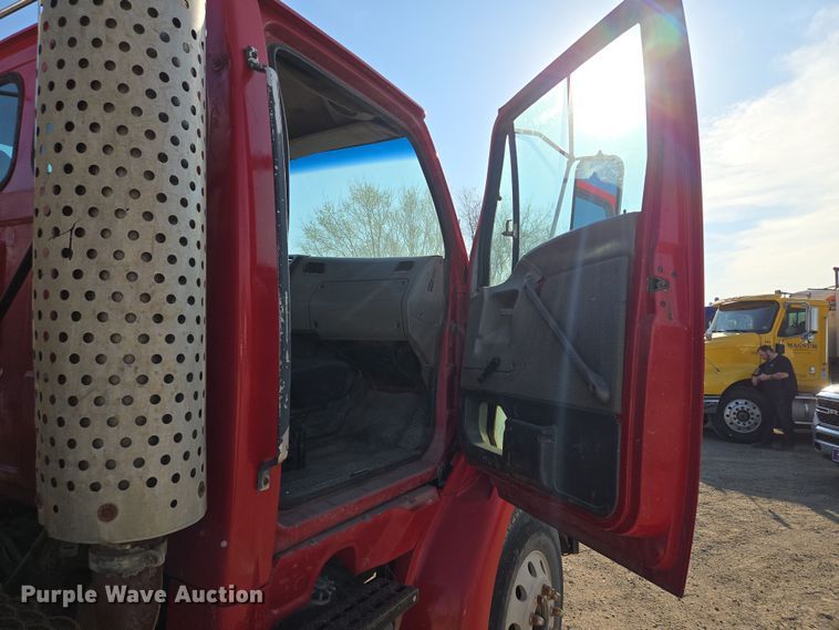 image for item EQ6889 1998 Ford AT9513 flatbed truck