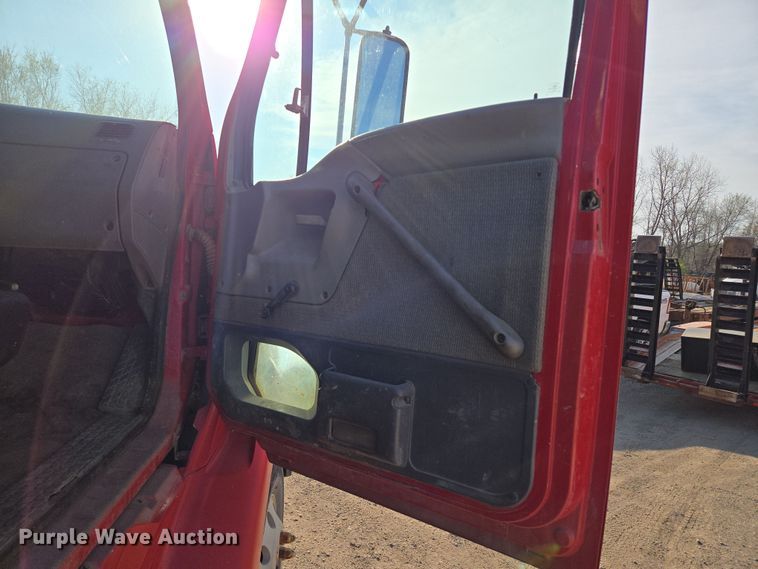 image for item EQ6889 1998 Ford AT9513 flatbed truck