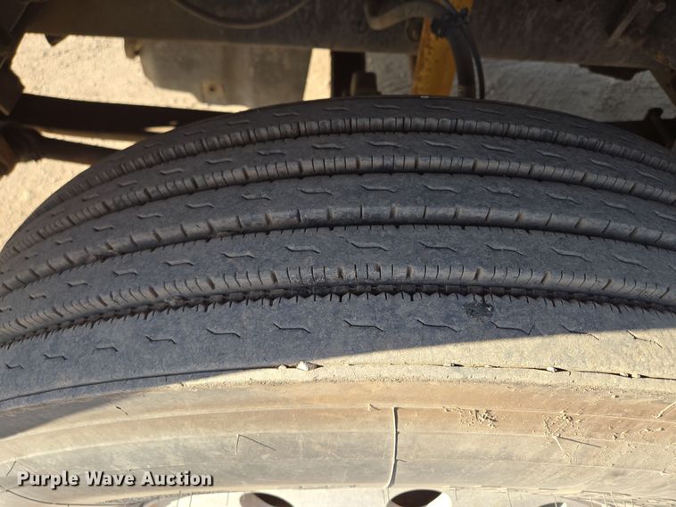 image for item EQ6889 1998 Ford AT9513 flatbed truck