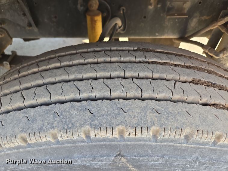 image for item EQ6889 1998 Ford AT9513 flatbed truck