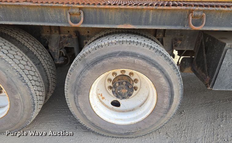 image for item EQ6889 1998 Ford AT9513 flatbed truck