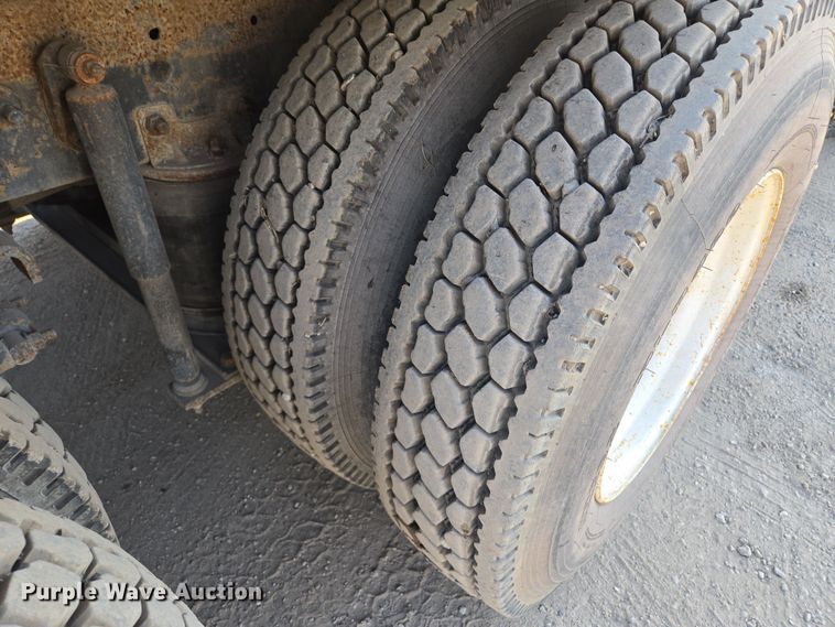 image for item EQ6889 1998 Ford AT9513 flatbed truck