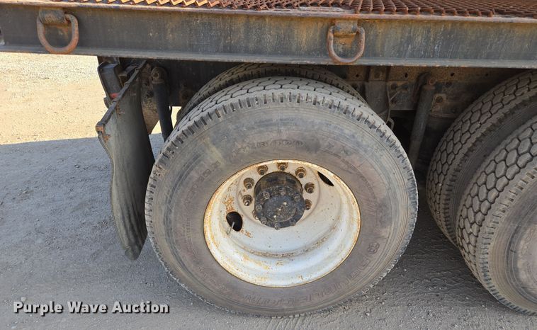 image for item EQ6889 1998 Ford AT9513 flatbed truck