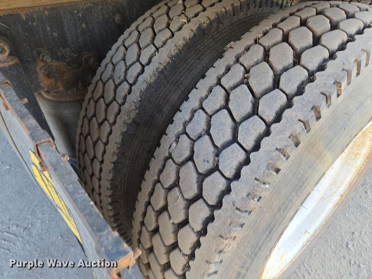 image for item EQ6889 1998 Ford AT9513 flatbed truck