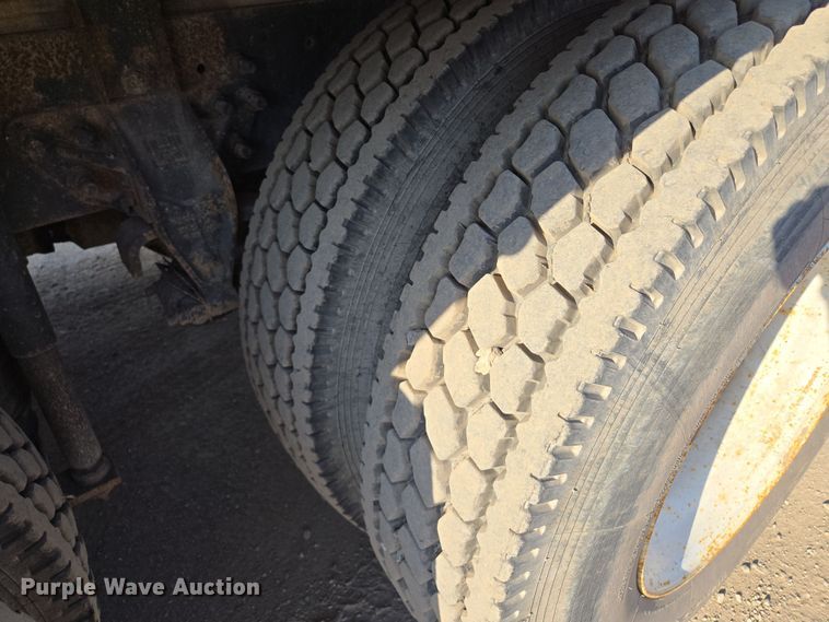 image for item EQ6889 1998 Ford AT9513 flatbed truck