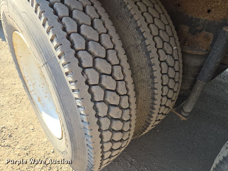 image for item EQ6889 1998 Ford AT9513 flatbed truck