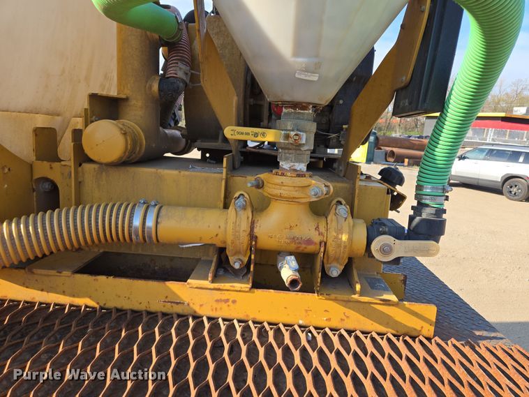 image for item EQ6889 1998 Ford AT9513 flatbed truck