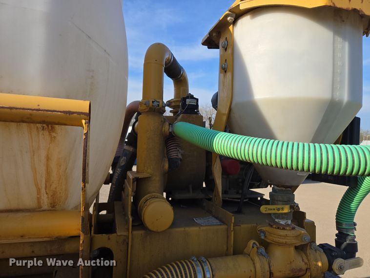 image for item EQ6889 1998 Ford AT9513 flatbed truck