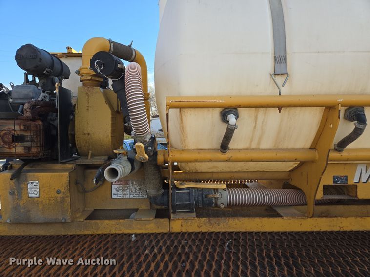 image for item EQ6889 1998 Ford AT9513 flatbed truck