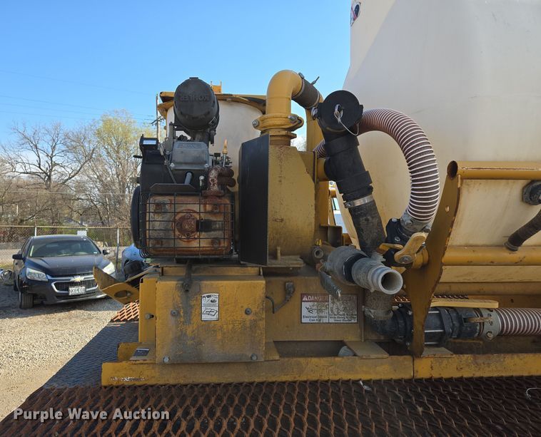 image for item EQ6889 1998 Ford AT9513 flatbed truck