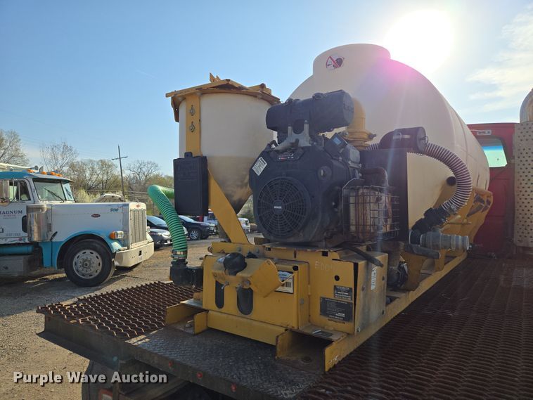 image for item EQ6889 1998 Ford AT9513 flatbed truck