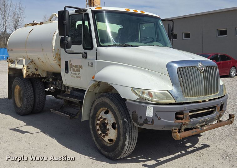 image for item EQ6905 2007 International  4200 water truck