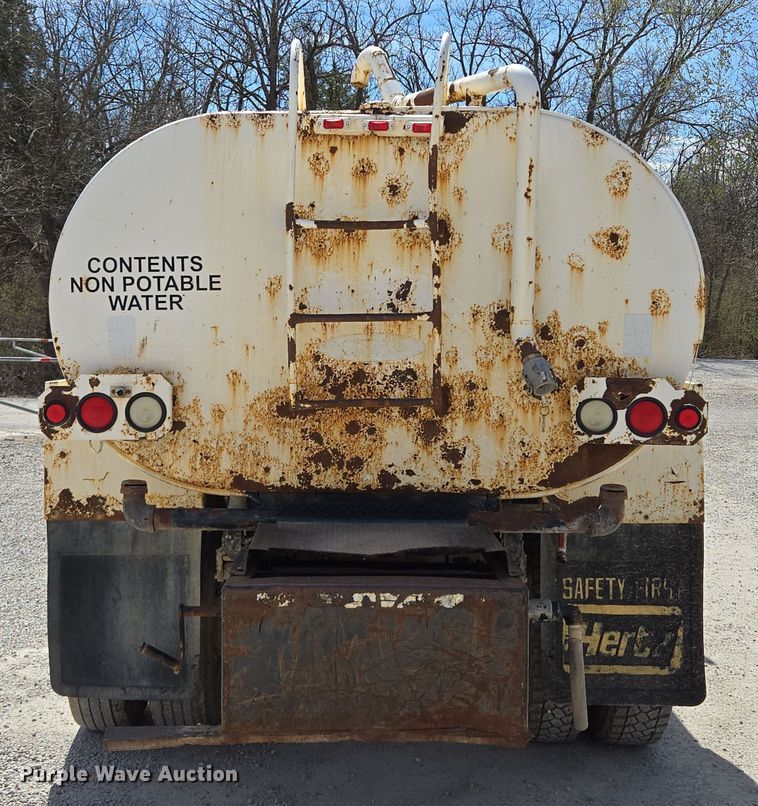 image for item EQ6905 2007 International  4200 water truck