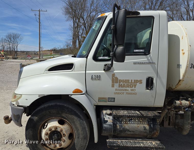 image for item EQ6905 2007 International  4200 water truck