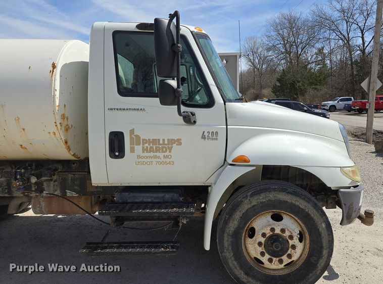 image for item EQ6905 2007 International  4200 water truck