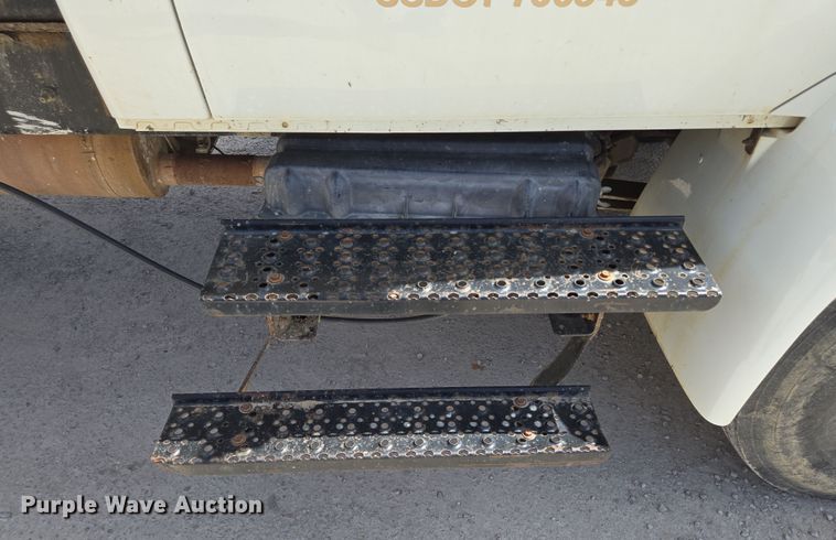 image for item EQ6905 2007 International  4200 water truck